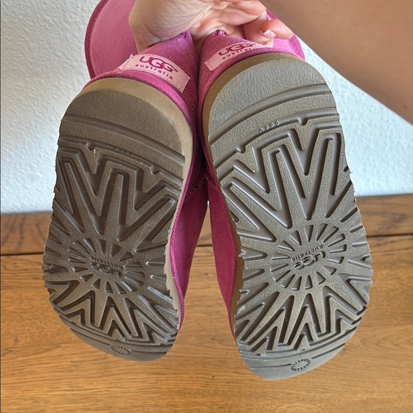 UGG Breast Cancer Fuchsia Winter Boots - Picture 4 of 4